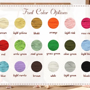 Puede incluir: Una carta de colores titulada Font Color Options que muestra dieciocho muestras circulares de hilo en crema, amarillo claro, caqui, naranja, rosa claro, rosa, rojo, verde manzana, verde menta, verde hierba, verde oliva, azul claro, azul, morado claro, marr&oacute;n, blanco, verde claro y negro.