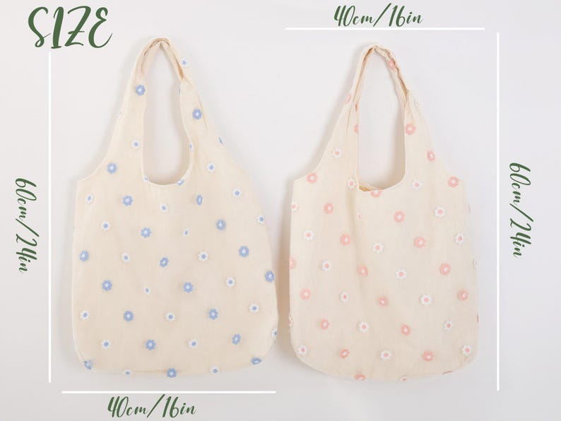 K&ouml;nnte beinhalten: Zwei Einkaufstaschen mit Blumenmustern. Die Tasche links hat ein hellblaues Blumenmuster und die Tasche rechts ein rosa Blumenmuster. Beide Taschen sind 40 cm/16 Zoll breit und 60 cm/24 Zoll hoch.