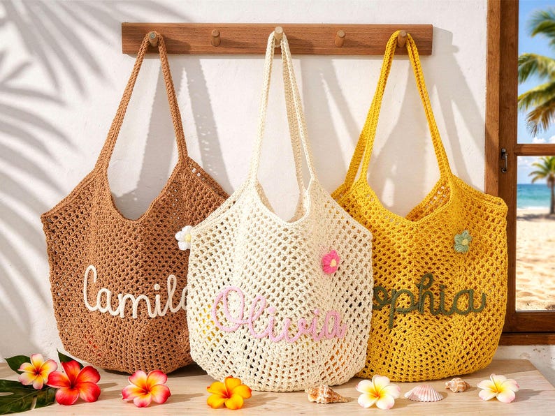 Puede incluir: Tres bolsos de ganchillo en marr&oacute;n, crema y amarillo, cada uno con un nombre personalizado bordado en letra cursiva. El bolso crema incluye peque&ntilde;as aplicaciones de flores, mientras que los bolsos marr&oacute;n y amarillo tienen patrones de punto abierto.
