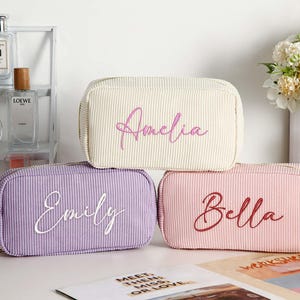 Personalisierte bestickte Make-up-Tasche, benutzerdefinierte Name Cord-Make-up-Tasche, Brautjungfer Geschenk, Junggesellinnenabschied Geschenk, Reise-Kosmetiktasche mit Buchstaben