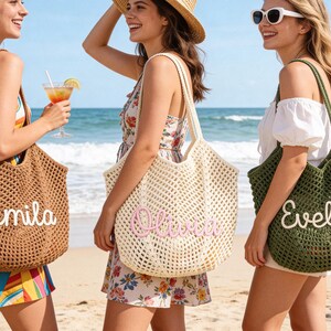 Puede incluir: Tres bolsos tote de ganchillo grandes en marr&oacute;n, crema y verde oliva. Cada bolso presenta un dise&ntilde;o de malla abierta y un nombre personalizado en letra cursiva: Camila en blanco, Olivia en rosa claro y Evelyn en blanco.