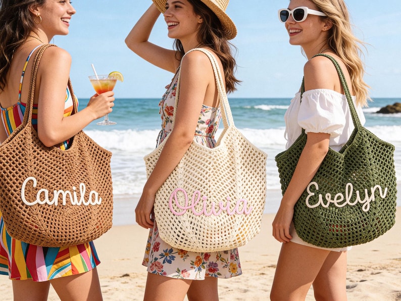 Puede incluir: Tres bolsos tote de ganchillo grandes en marr&oacute;n, crema y verde oliva. Cada bolso presenta un dise&ntilde;o de malla abierta y un nombre personalizado en letra cursiva: Camila en blanco, Olivia en rosa claro y Evelyn en blanco.