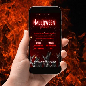 Puede incluir: La pantalla de un teléfono inteligente muestra una invitación a una fiesta de Halloween con un esquema de color rojo y negro. La invitación presenta el texto "HALLOWEEN Party" en letras rojas de neón. El texto dice: "Las llamas están altas, las puertas están abiertas de par en par - este Halloween estás invitado a la fiesta más caliente del inframundo. Cuándo: 31 de octubre, 7pm - medianoche. Dónde: 666 Devils Lair, Hell. RSVP al Diablo - 0412345678".