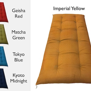 Op de afbeelding: Imperial Yellow futon matras met een gestikt ontwerp. De futon is gemaakt van een zachte, comfortabele stof en is verkrijgbaar in verschillende kleuren, waaronder Geisha Red, Matcha Green, Tokyo Blue en Kyoto Midnight.