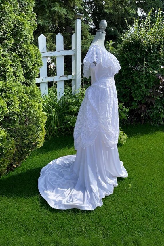 Vintage Lace Wedding Dress: 1980s Southern Belle Off-Shoulder Gown, Size M
