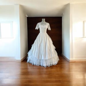 1950s Vintage Tulle Lace Wedding Gown: Princess Bridal Dress, Size 4/6
