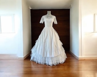 1950s Lace Tulle Wedding Dress, Short-Sleeve Princess Bridal Gown with Button Back, Size Small