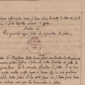 K&ouml;nnte beinhalten: Eine Seite aus einem alten Manuskript mit handschriftlichem italienischem Text. Der Text enth&auml;lt die W&ouml;rter "Anello" und "Sandalo rosso" sowie eine kleine kreisf&ouml;rmige Illustration. Das Papier ist vergilbt.