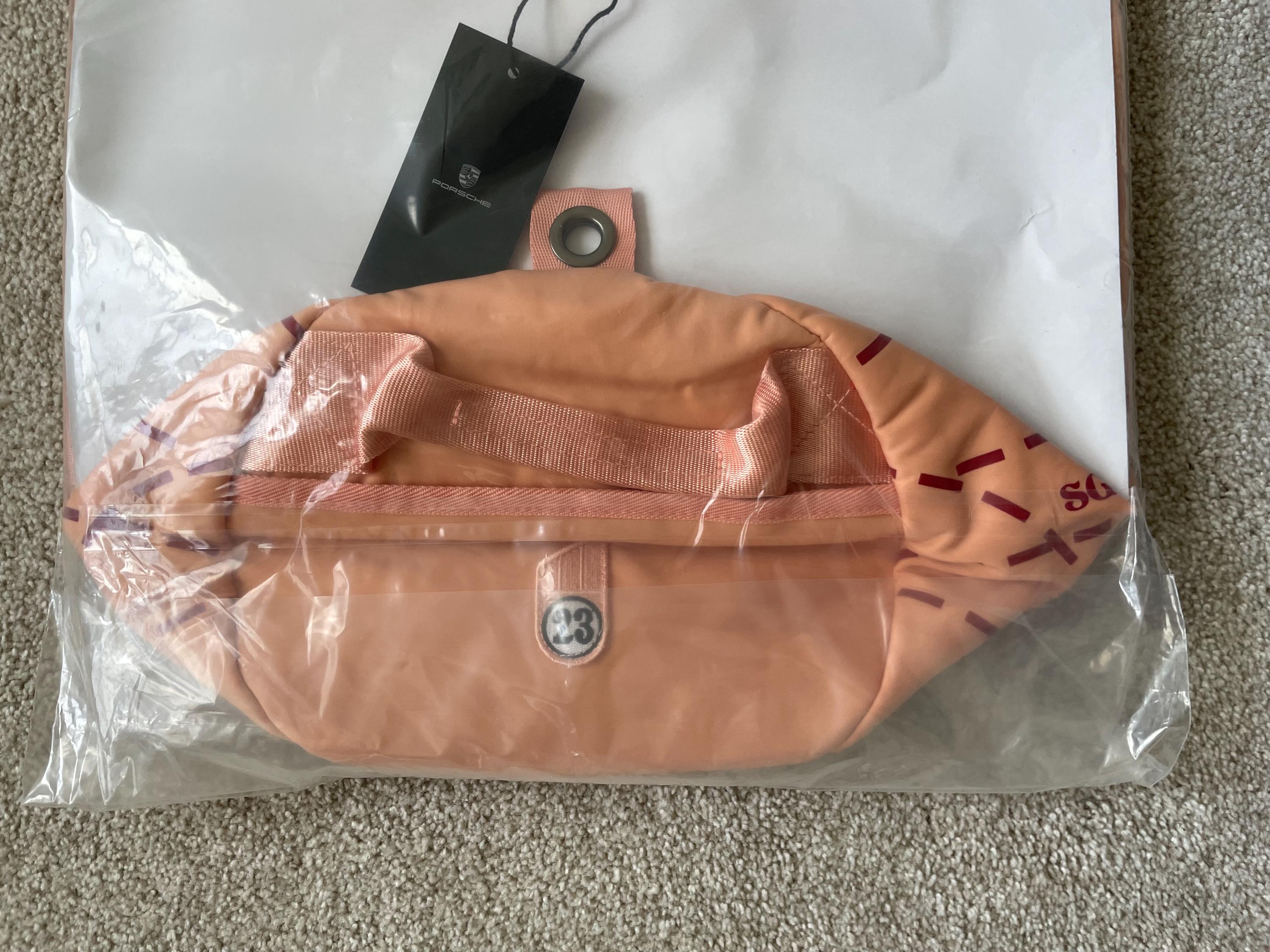 ポルシェ オリジナル 917 ピンク ピッグ No. 23 ダッフルバッグ