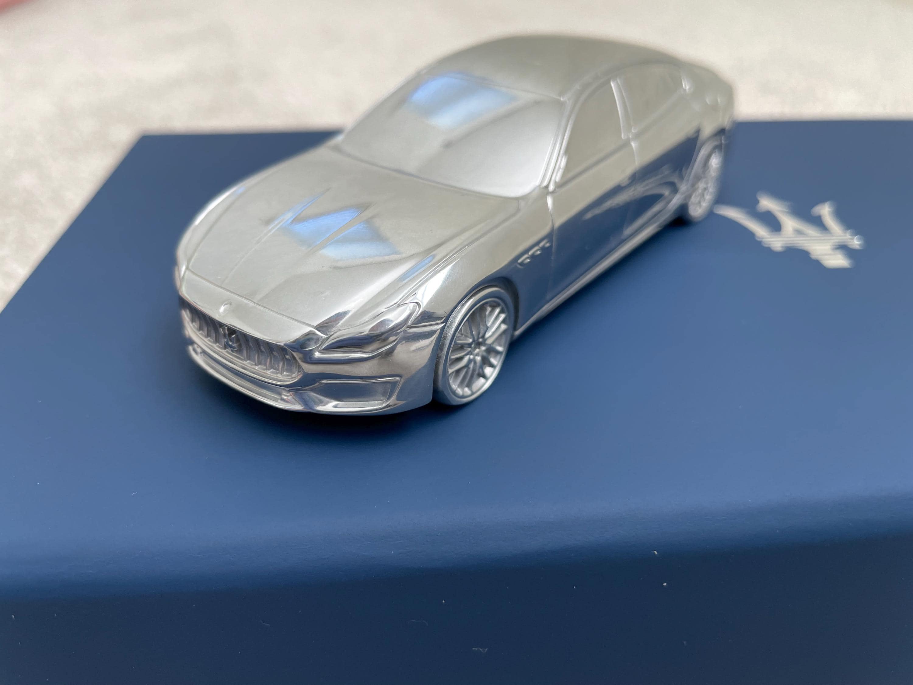 マセラティ クアトロポルテ アルミニウム クローム モデルスケール 1