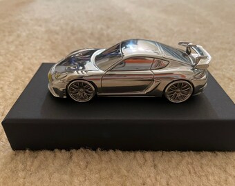 ポルシェ 718 ケイマン GT4 RS アルミ製ペーパーウェイト1/43 718 ケイマン GT4 RS 1:43 ペーパーウェイト アルミクロームモデル