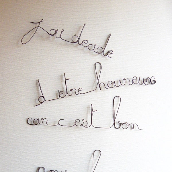 Wire message Voltaire I have chosen to be happy  by Sissi brin d'acier - Wall decoration, wall phrase - Sculpture, writing, quotation wire