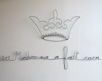 Here Madonna pooped. Wall decoration. Wire message for toilets - Wall decoration, wall phrase - Sculpture, writing, quotation wire