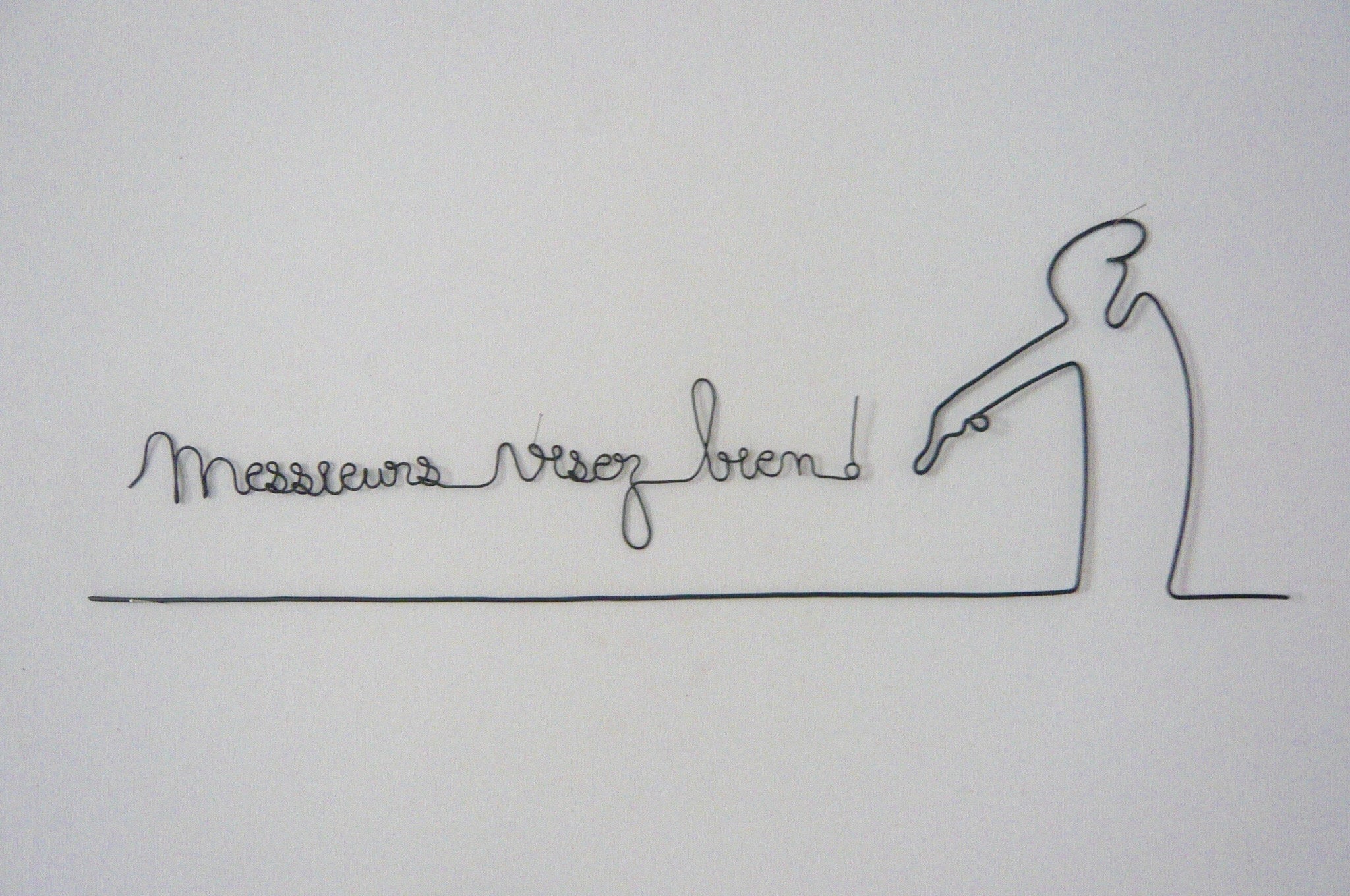 Sculpture Fil de Fer Recuit La Linea Osvaldo Cavandoli, Messieurs Visez Bien, Toilettes Décoration, 