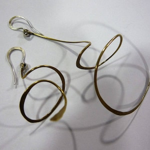 Asymmetrical spiral earrings that are airy and very light - Sissi strand of steel