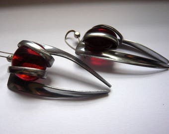 Boucles d'oreilles fourchettes et perles de verre rouge Sissi brin d'acier