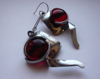 Boucles d'oreilles fourchette et perle rouge Sissi brin d'acier