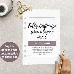 以下が含まれることがあります： 白い紙に黒い文字で「プランナーインサートを完全にカスタマイズ  ご希望通り！タイプ、サイズ、タイトル、フォント、イラスト、カラー、そしてコンポジションボックスをあなたのインサートに合わせて選択してください。私たちがデザインします！」と書かれています。紙の左側に穴が並んでいます。薄いグレーの表面の上に置かれています。