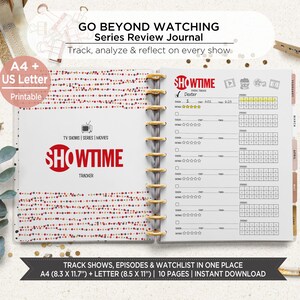 以下が含まれることがあります： 金色のスパイラル綴じのオープンジャーナル。テレビ番組用の「Showtime」トラッカーが特徴です。ジャーナルには、エピソードと評価を追跡するためのスペースが含まれています。「Go Beyond Watching」と「Track, analyze & reflect on every show」というテキストが含まれています。