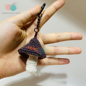 Piccolo fungo lavorato a maglia, portachiavi a forma di fungo, fungo all'uncinetto da appendere all'auto, fungo fatto a mano, decorazione per auto, regalo per la festa della mamma, ciondolo a forma di fungo