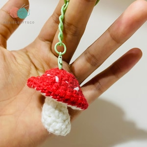 portachiavi a forma di fungo, fungo all'uncinetto da appendere all'auto, fungo fatto a mano, decorazione per auto, accessori per auto, portachiavi all'uncinetto, piccolo fungo lavorato a maglia