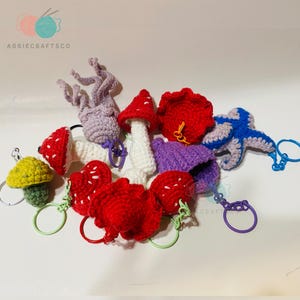 fungo fatto a mano, portachiavi a forma di fungo, fungo all'uncinetto da appendere all'auto, decorazione per auto, accessori per auto, portachiavi all'uncinetto, piccolo fungo lavorato a maglia