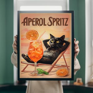 Retro scena z czarnym kotem na plaży z Aperolem Spritz, oprawiony wydruk artystyczny, klasyczny plakat z Aperolem, wystrój w stylu vintage