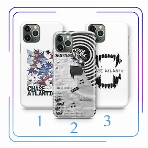 Puede incluir: Tres fundas para iPhone diferentes con fondo blanco. La primera funda tiene un diseño de estrellas rojas y azules con el texto "CHASE ATLANTIC". La segunda funda tiene un diseño en blanco y negro con el texto "CHASE ATLANTIC" y "What I listened on repeat". La tercera funda tiene un diseño en blanco y negro de dientes con el texto "CHASE ATLANTIC".