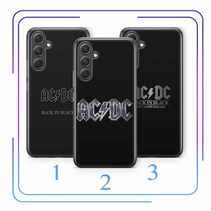Può includere: Tre custodie per telefono nere con il logo AC/DC. La prima custodia dice "Back in Black". La seconda custodia ha il logo AC/DC con un fulmine. La terza custodia dice "Back in Black 40th Anniversary".