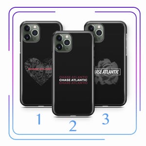 Puede incluir: Tres fundas negras para iPhone con diseños diferentes. La primera funda presenta un corazón de calavera en blanco y negro con el texto "CHASE ATLANTIC". La segunda funda presenta el texto "CHASE ATLANTIC" repetido tres veces. La tercera funda presenta una rosa en blanco y negro con el texto "CHASE ATLANTIC".
