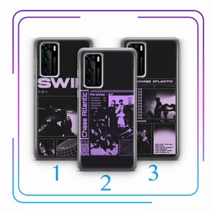 Puede incluir: Tres fundas transparentes para teléfono con fondo negro y texto morado. Las fundas presentan diseños diferentes, incluyendo una banda con el texto "Chase Atlantic" y las palabras "Paradise - EP".