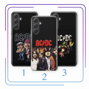 Peut inclure: Trois coques de téléphone noires avec différents designs AC/DC. La première coque présente une image de dessin animé d'Angus Young et Brian Johnson. La deuxième coque présente une photo des membres du groupe. La troisième coque présente une image de dessin animé des membres du groupe avec des personnages des Simpsons.