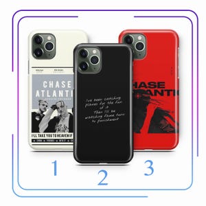 Puede incluir: Tres fundas para teléfono con diferentes diseños. Una es blanquecina con una foto de banda y texto. La segunda es negra con texto blanco. La tercera es roja con arte de banda y texto. Todas las fundas son para un smartphone.
