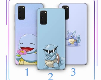Puede incluir: Tres fundas para teléfono con diferentes diseños que presentan un personaje de tortuga azul. La primera funda tiene una tortuga sosteniendo una flor, la segunda funda tiene una tortuga con gafas de sol y la tercera funda tiene una tortuga de pie sobre sus patas traseras.