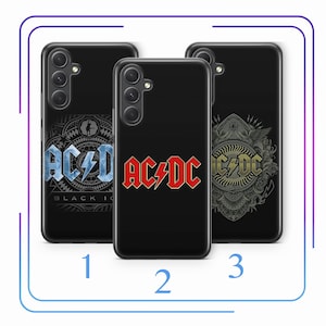 Op de afbeelding: Drie zwarte telefoonhoesjes met verschillende AC/DC-ontwerpen. De eerste hoes heeft een blauw en zilver ontwerp met de tekst "AC/DC BLACK IC", de tweede hoes heeft een rood en wit ontwerp met de tekst "AC/DC" en de derde hoes heeft een gouden en zwart ontwerp met de tekst "AC/DC".
