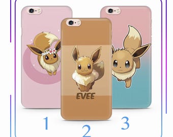 Puede incluir: Tres fundas de teléfono diferentes con Eevee, un personaje de Pokémon. Las fundas son rosa, marrón y azul con diferentes diseños de Eevee. El texto "Evee" está impreso en la funda marrón.