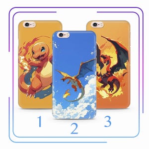 Puede incluir: Tres fundas para teléfono con diferentes personajes de Pokémon. La primera funda presenta un Charmander rojo y naranja, la segunda funda presenta un Charizard rojo y naranja volando en el cielo, y la tercera funda presenta un Charizard rojo y naranja de pie sobre un fondo de fuego.