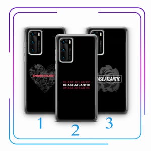 Puede incluir: Tres fundas de teléfono negras con diseños diferentes. La primera funda presenta una calavera y huesos cruzados con el texto "CHASE ATLANTIC". La segunda funda presenta el texto "CHASE ATLANTIC" repetido tres veces. La tercera funda presenta una rosa negra con el texto "CHASE ATLANTIC".