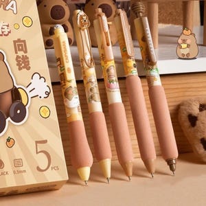 Set di 5 penne gel Capybara // Adorabili penne a forma di cartone animato con impugnatura morbida e confortevole, inchiostro nero liscio da 0,5 mm, per scuola e ufficio
