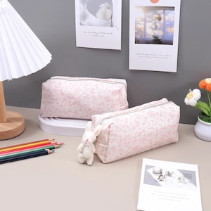 Étui à crayons en toile à fleurs délicates avec breloque lapin | Petit sac de papeterie pastel | Joli cadeau pour étudiants et amis