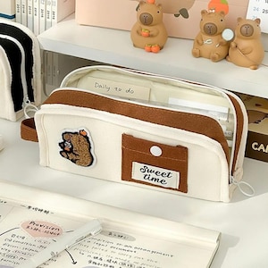 Estuche para lápices Sweet Time // Estuche para lápices de tela con diseño de caricatura de capibara y parche adhesivo