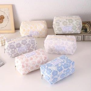 Pennfodral med broderad blommotiv | Vadderad kontorsmaterialpåse i stil med söt flicka | Necessär och förvaringsorganisatör i pastellfärger