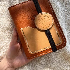 Mini carnet de notes en cuir avec chat A7 || Joli agenda portable avec classeur rechargeable, pochettes pour cartes et 80 pages pour prendre des notes ou un journal