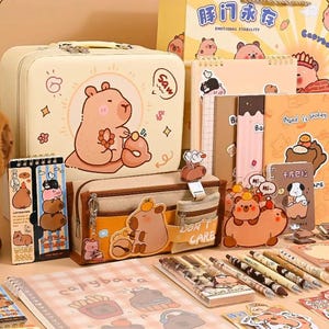Geschenkverpakking capibara briefpapier || Leuke schoolset met etui, notitieboekjes, pennen, stickers en meer || Terug naar school-set voor scholieren