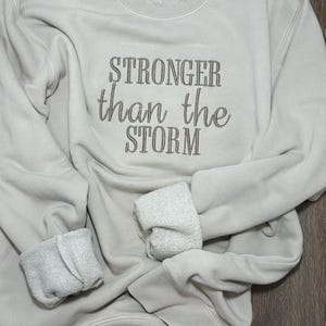 STÄRKER als der Sturm Stickerei Sweatshirt Christian Shirt Rundhalsausschnitt Benutzerdefinierte zierliche design Bequem weich