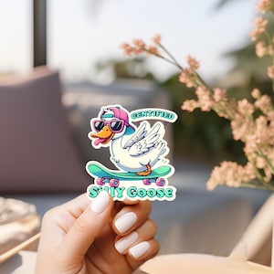 Pegatina de ganso tonto certificado – Divertida calcomanía de vinilo de pato para patineta – Pegatina genial para laptop con meme de ganso – Regalo con humor retro del año 2000