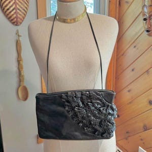 Cartera/cartera vintage de piel de serpiente negra con volantes, años 80