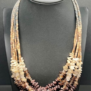 Halsband med flera strängar och 3 pärlor