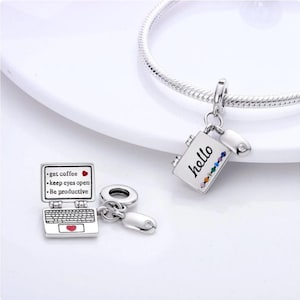 Puede incluir: Pulsera de abalorios plateada con tres abalorios. Un abalorio es un ordenador portátil con el texto "get coffee, keep eyes open, Be productive". Otro abalorio dice "hello" con gemas de colores. Un tercer abalorio es un ratón de ordenador.