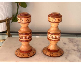 Par de portavelas cónicos de madera tallada a mano estilo vintage, arte folclórico floral, 6,5 pulgadas